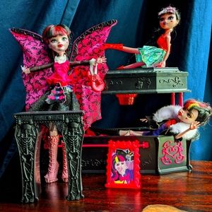 Monster high dolls, coffin, table, art